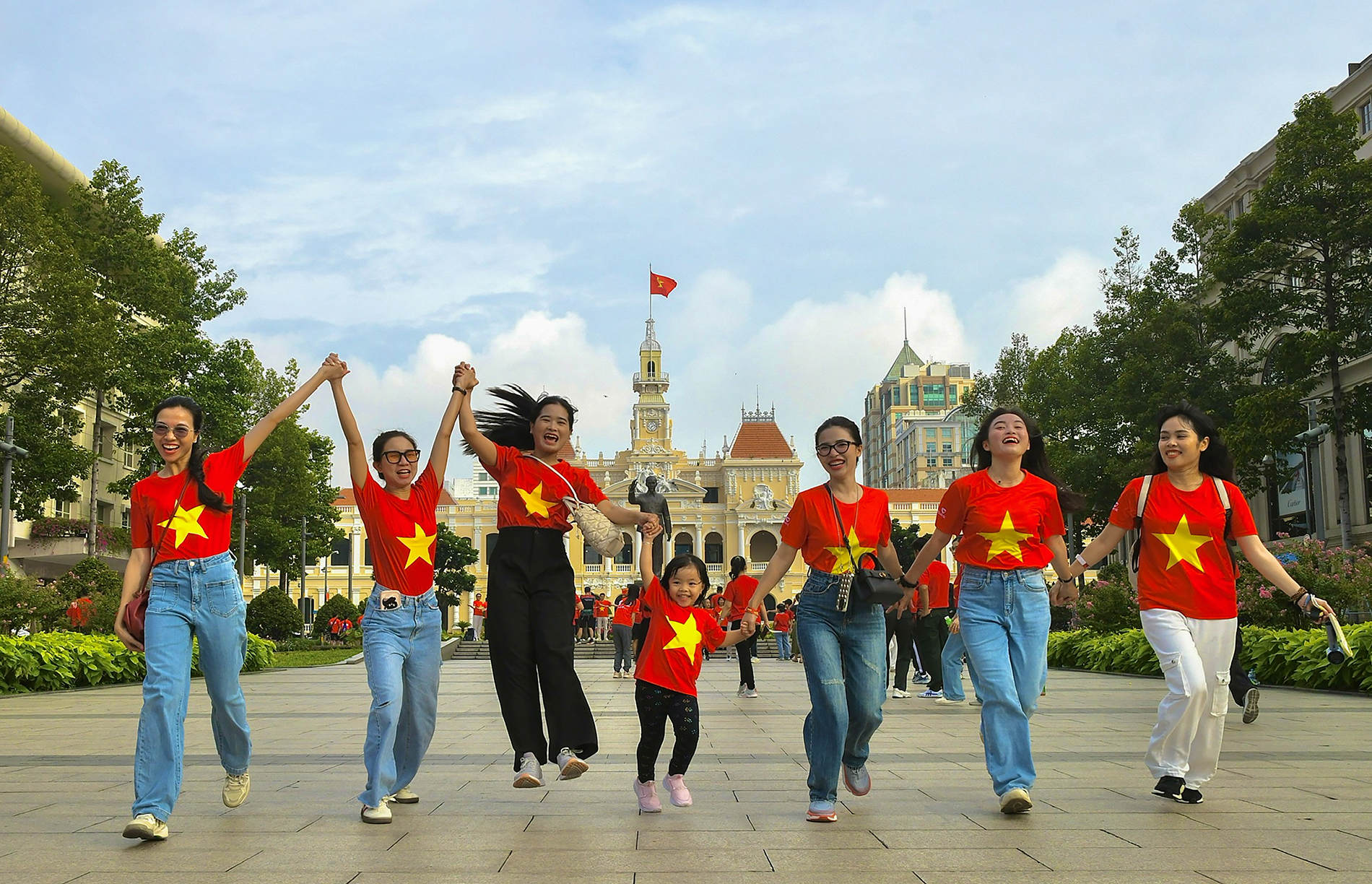 Nhịp sống đô thị TP Hồ Chí Minh những ngày lịch sử qua “Sài Gòn phố thị”